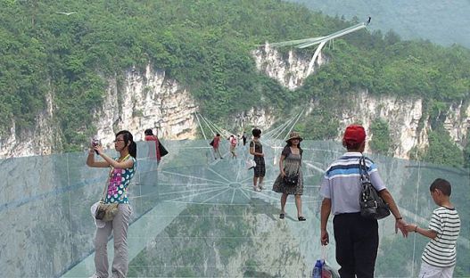 Самый длинный в мире стеклянный мост планируется открыть в Китае в следующем году