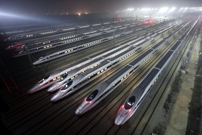 Высокоскоростные поезда на вокзале в Пекине
