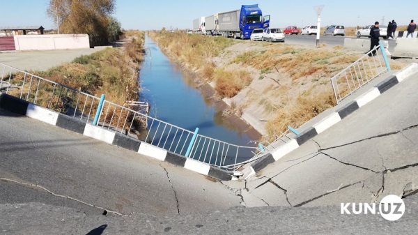 В Ургенче обрушился автомобильный мост (фото)