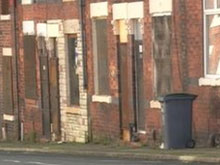 Сотни англичан встали в очередь за заброшенными  домами стоимостью 1 фунт стерлингов