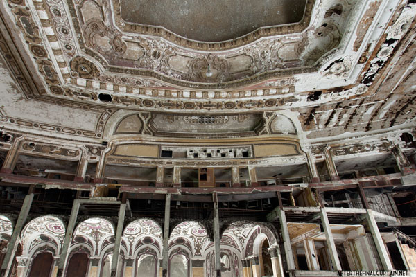 Когда-то все этажи были забиты зрителями