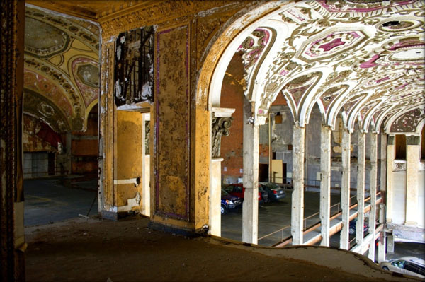 О былой красоте напоминают только расписные стены