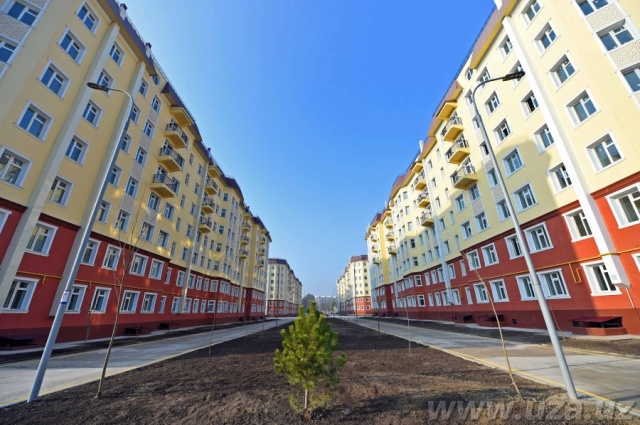 Шавкат Мирзиёев осмотрел новые дома в Сергелийском районе