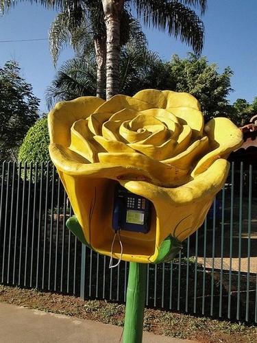 Цветочная телефонная будка