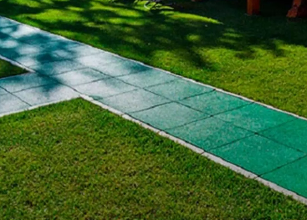 Плитка уличная для дорожек. Тротуарная плитка 200х100х60мм брусчатка комбинация укладки. Резиновые плитки для садовых дорожек. Укладка резиновой плитки. Укладка резиновых дорожек.