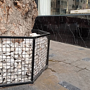 Каркасные габионы вокруг деревьев