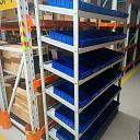 Стеллаж с наклонными полками для пластиковых ящиков